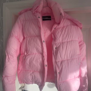 Rosa jacka - Rosa tjock jacka i mycket fint skick, helt oanvänd.