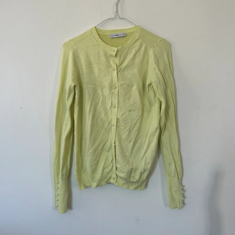Jätte söt tröja jag köpte på tradera med lap kvar tycker den va för gul grön för min smak men valde spara den där av ingen lap kvar aldrig använd testad och tvättad.💚💛🌻Storlek: S Jag köpte den för 150kr. Tröjor & Koftor.
