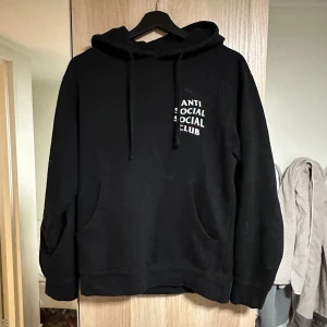 ASSC / anti social social club hoodie - ASSC (anti social social club) hoodie i storlek XS (passar S) i färgen svart med vitt tryck. Bra cond men tappat lite tryck på vissa ställen 7/10
