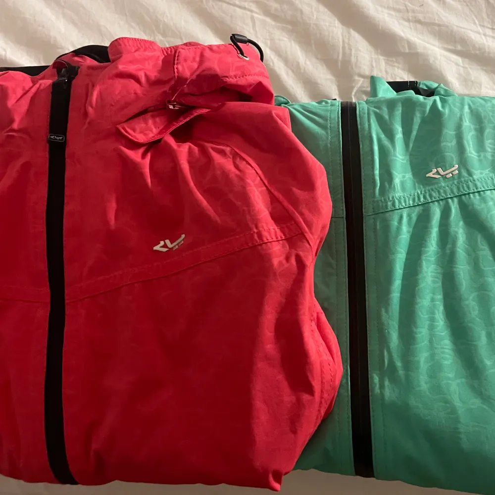 Säljer dessa två snygga Röhnisch jackor som är helt nya. Den ena är grön i storlek Xs och den röd/rosa är i storlek M. Går att köpa enskilt! En för 250kr, båda för 400kr.. Jackor.