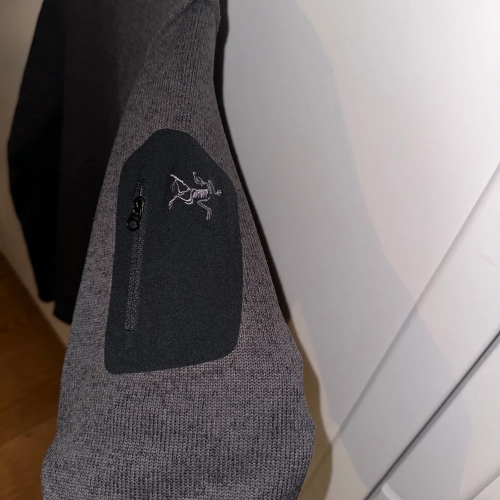 Sweatshirt i fleece från Arc'teryx. Supersnygg, använd ett fåtal gånger! 🙌. Hoodies.