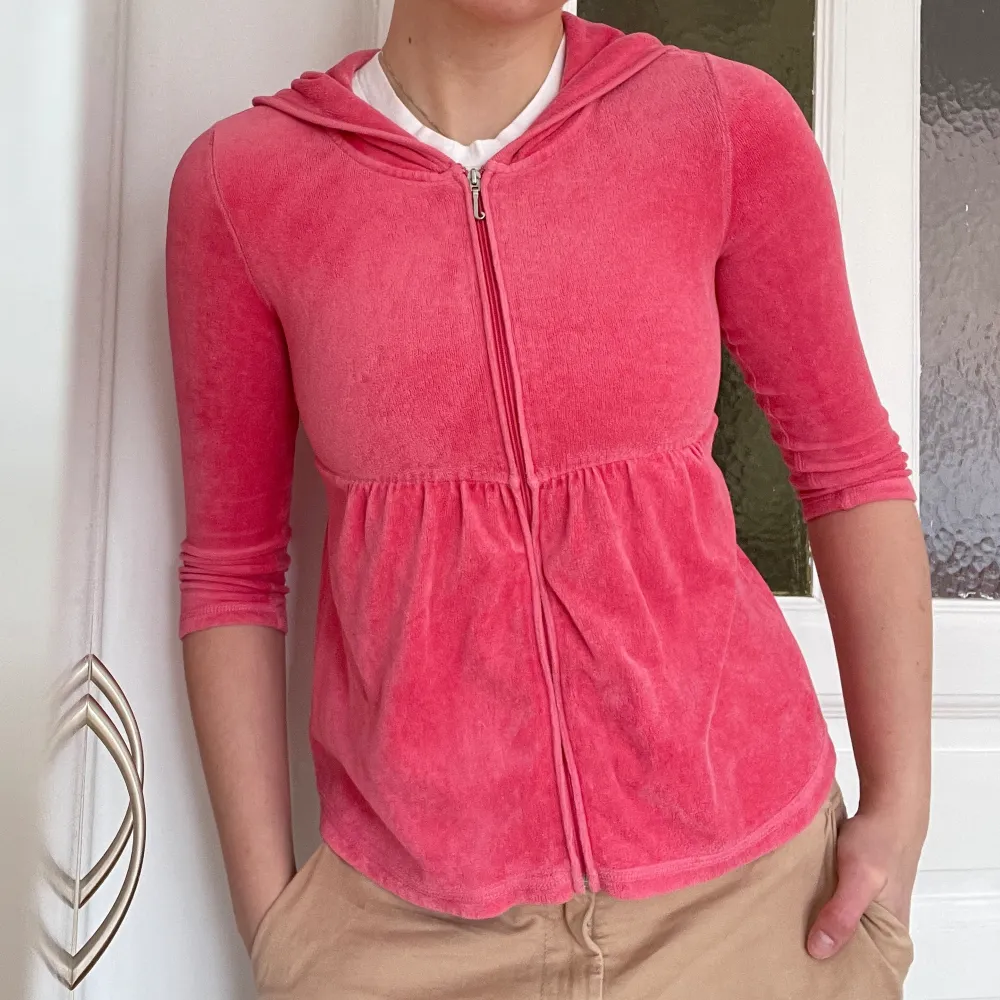 Hot pink Juicy Couture kofta 💖med trekvartsärmar och räfflas vid midjan 🎀 Ganska tight så passar storlek S / XS! I använt skick men fortfarande väldigt snygg!! . Hoodies.