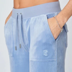 Juicy Byxor - Intressekoll på mina Klassisk Velour Del Ray Byxor i Blue Fog 🩵🩵. Strl M knappt tecken på användning, materialet är som nytt! Skriv privat för egna bilder!🩵