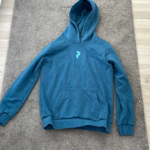 Peakperformance - Säljer min helt nya peakperformance tröja aldrig använd storlek xs skriv om mer info