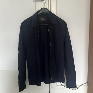 Oscar Jacobson Skjorta (skjortjacka) - Storlek: S Oscar Jacobson Skjorta med dragkedja Marinblå Hög kvalite Skick: 9/10 