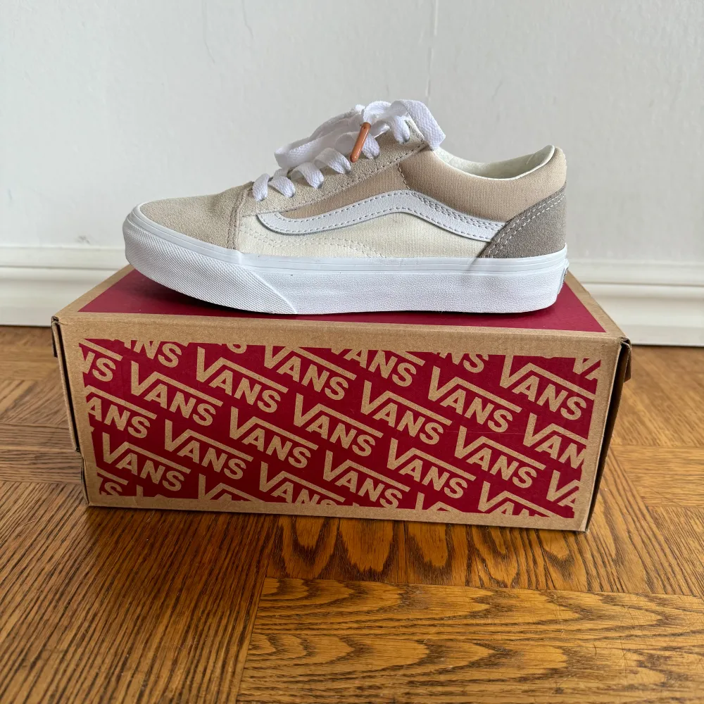 Vans i beige färg, använda en gång så inprincip helt nya. Stl: 34, skokartong medföljer . Skor.