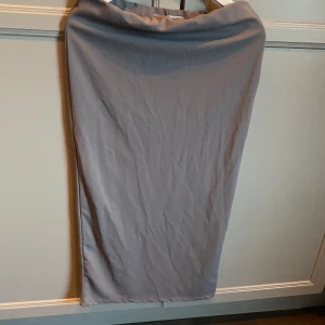Långkjol  - Sjukt fin långkjol från lager 157 med slits bak Nypris 349kr Storlek M Använd 2ggr. Som ny!  Rök och djurfritt hem!