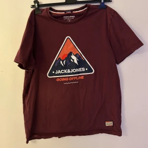  T-shirt/Jack&Jones - Den har liten anmärkning sista bilden på trycket. Storlek XL men skulle säga S/M.