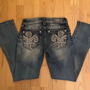 MISS ME JEANS  - Säljer nu mina fina Miss me jeans i storlek 26. Aldrig använda men har sytt in kilar i benen men väldigt snyggt gjorda. Köpt för 2000 på slottsbutiken Täby. Kom med prisförslag!!  För fler bilder, mått mm är det bara att skriva till mig☺️  