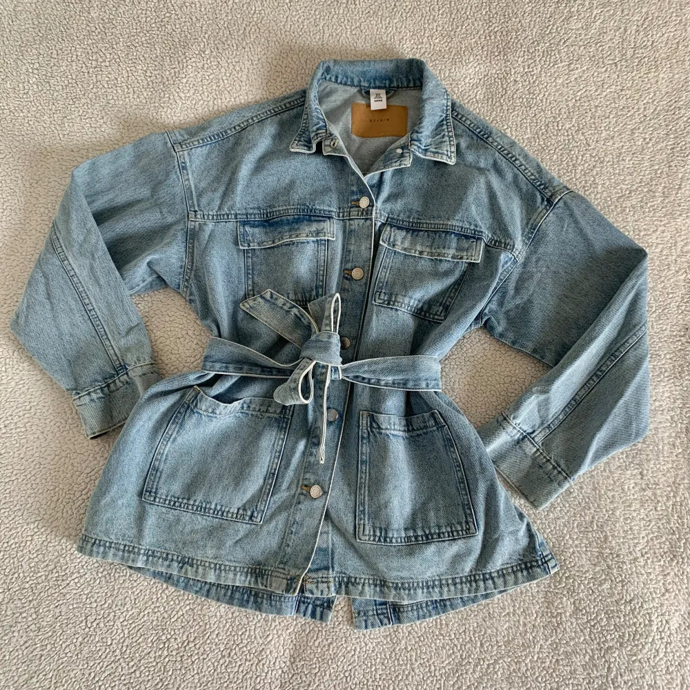 Otroligt snygg jeansjacka / denimjacka från H&M. Använd två gånger, så den är i nyskick, utan anmärkningar. Storlek 34 men oversize och passar även 36. 🌷Perfekt jacka nu till våren! 🌼. Jackor.