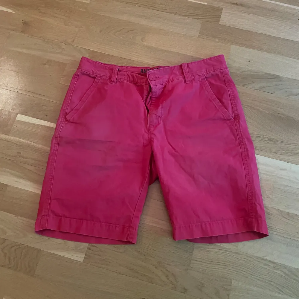 Ett par snygga röda Race marine shorts i storek M som knappt är använda och i superbra skick, kontakta mig gärna för mer info☺️. Shorts.
