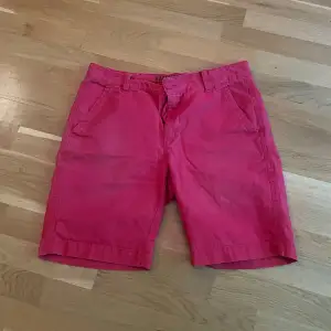 Ett par snygga röda Race marine shorts i storek M som knappt är använda och i superbra skick, kontakta mig gärna för mer info☺️