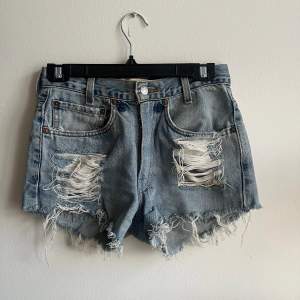 Supersnygga jeansshorts från Levis  W 31