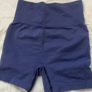 Träningsshorts blå - Dessa shorts framhäver rumpan och är perfekta att kunna änvända på gymmet mm. Jag säljer dom för de inte kommer till användning. Dessa har aldrig använts eftersom jag råka köpa två av samma färg. 