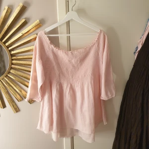 Blus  - Blus från Gina Tricot, tunn och luftig passform så perfekt till sommaren.  Det nog meningen att den ska sitta off shoulder men går att ha på 2 sätt
