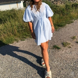 H&M blå våfflad klänning - H&M blå våfflad klänning, storlek S. 