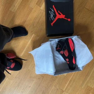 Jordan 4 red Thunder - Hej jag säljer mina Jordan 4 red thunder köpta från merchsweden storlek 45 de är knappt använda och är rena och bra skick 