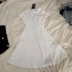 Klänning med utsväng - Vit klänning, storlek S/M, stannar ungefär mitten av låren. Superfin men används aldrig, testad enstaka gång.
