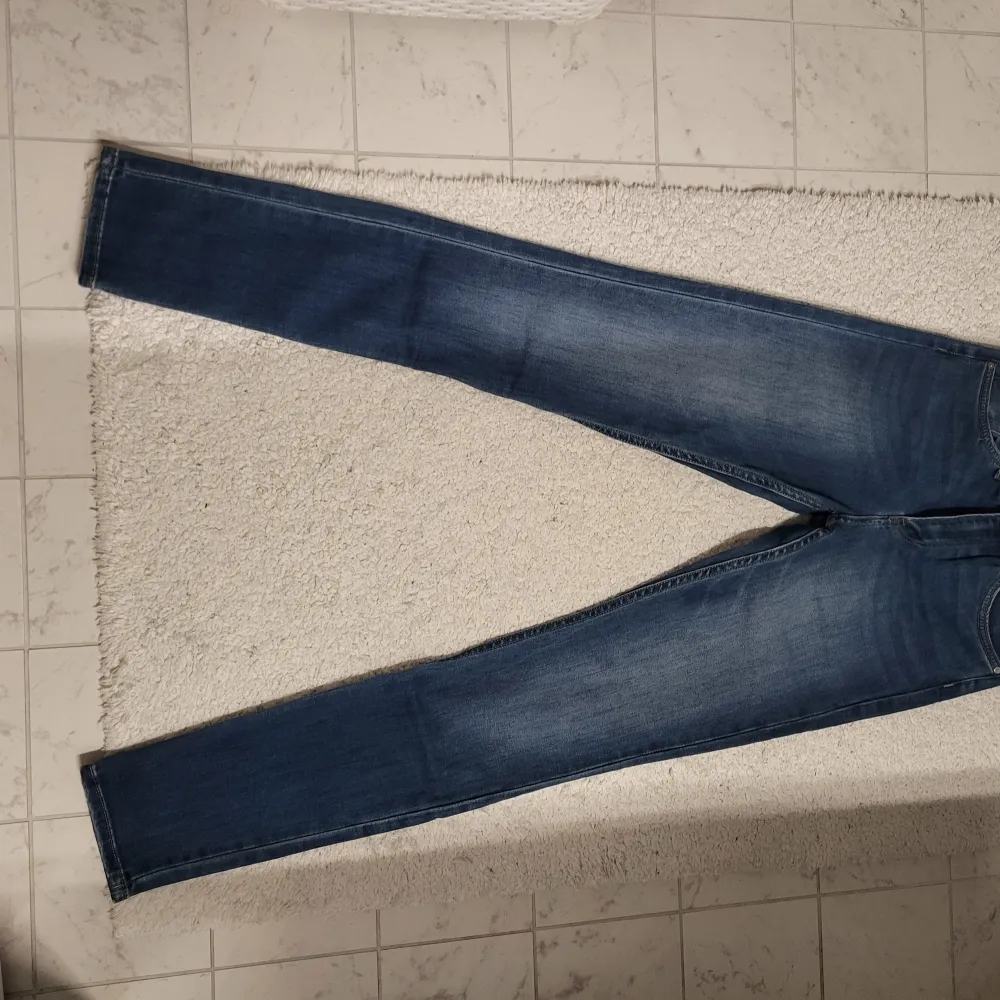Jeans från HM stl 36. Nyskick. Endast provade. . Jeans & Byxor.