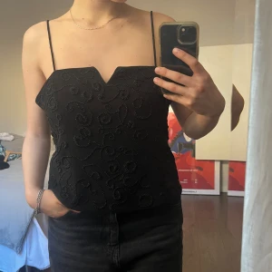 Festtopp med pärlor - Superfin topp från Anglevirgo.  Med broderade pärlor runt om.  Strlk L