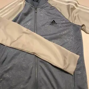 adidas zipup tröja med snyggt mönster