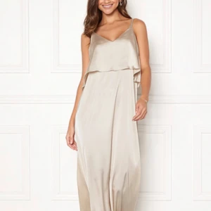 Balklänning💕 - Superfin champagne färgad balklänning i satin! Klänningen är i nyskick i st 38💕