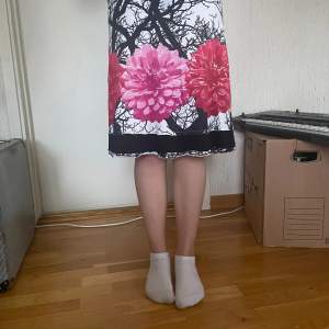 Säljer en lite längre blommig kjol