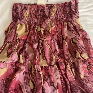 Sommarkjol 💐 - Jättefin rosa sommarkjol men dom tyvärr inte passar mig 😔 så har ingen bild på. Helt oanvänd, köpt i Spanien 💝