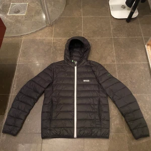 Hugo boss jacka - Jag säljer min Hugo boss jacka som är perfekt nu på våren, det är storlek M och jag säljer den pga av att jag inte använder den! Nypris är 2845kr köpt på Zalando med kvitto 