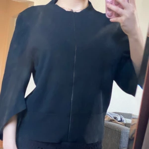 cos cardigan❤️ - cos cardigan i strl s❤️ trekvartsärmad unik och sälsynt❤️ i nyskick❤️ slutsåld överallt🫠