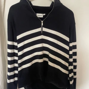 Stickad tröja - En marinblå randig stickad halv zip tröja i storlek S, i mycket bra skick då den bara är använd 1 gång