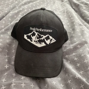 Peak keps - En fin keps från peakperformance, använd några gånger och fungerar i ett bra skick. Lite använd och smuts men man kan tvätta den om man känner för det. 