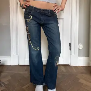 Lågmidjade jeans med detaljer 