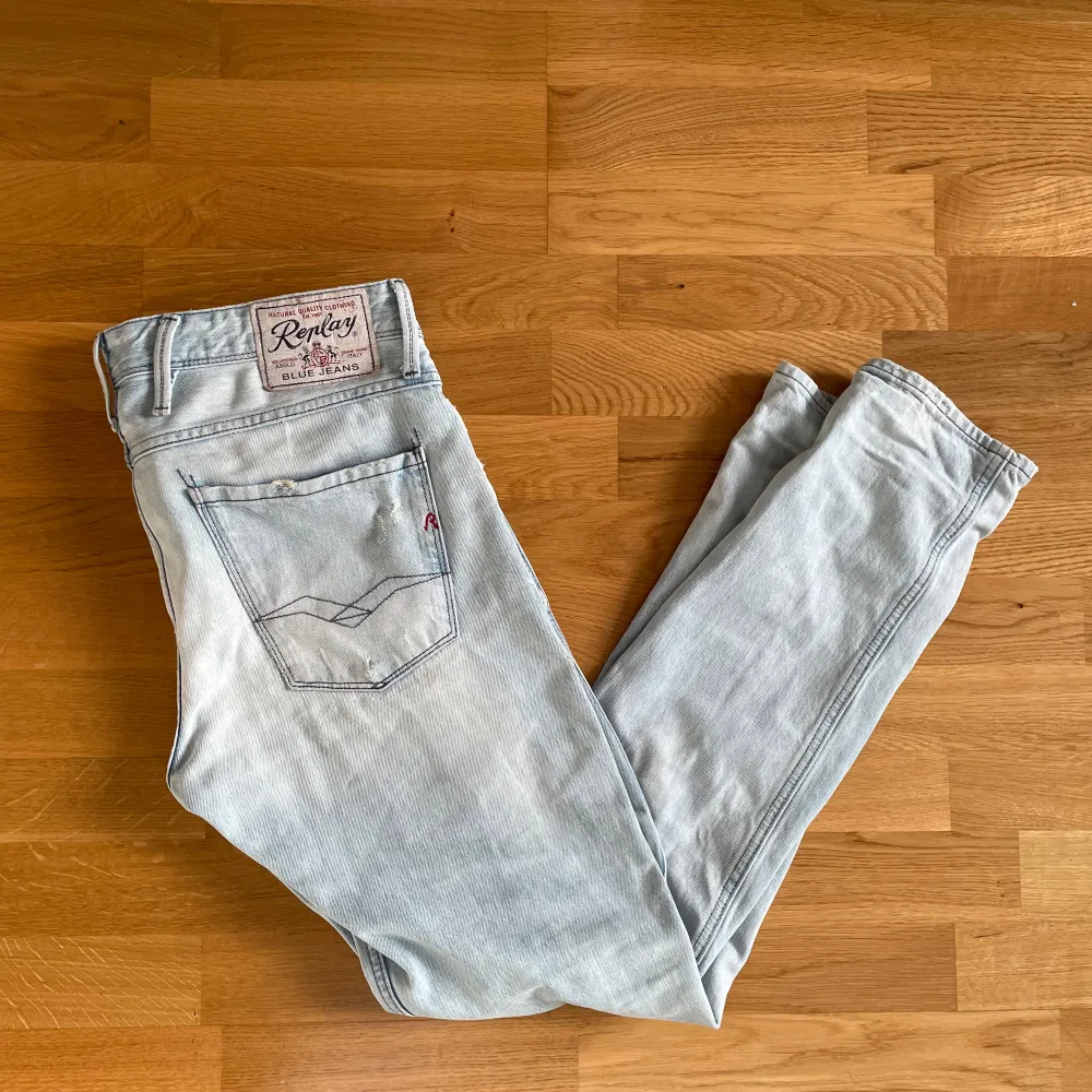 Säljer nu dessa riktigt snygga ripped Replay jeansen i ljusblå färg.. Jeans & Byxor.
