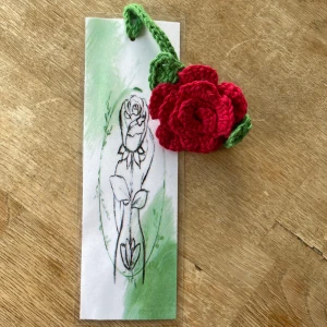 Bokmärke - Egendesignat bokmärke med virkad blomma.