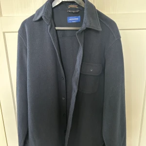 Overshirt  - Mörkblå skön overshirt i nyskick. Alla priser är diskterbara. Tveka inte på att skriva vid funderingar🤩