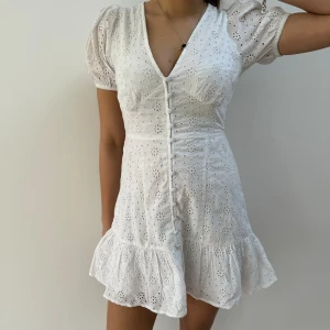 Vit Gina Tricot klänning  - Intressekoll på denna slutsålda vita klänningen från Gina tricot. Perfekt till sommaren, studenten, konfirmation eller bara en helt vanlig sommardag. Klänningen är i storlek XS.