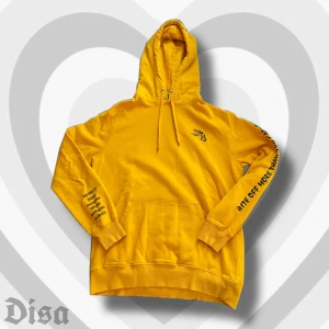 gul hoodie - gul hoodie med motiv av en cobra. bra skick! PÄLSDJUR I HEMMET!