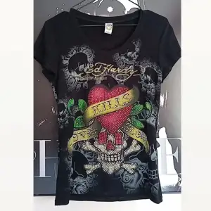 Ed Hardy tröja med massa rhinstones i stretchigt material, storlek m. Väldigt fint skick 