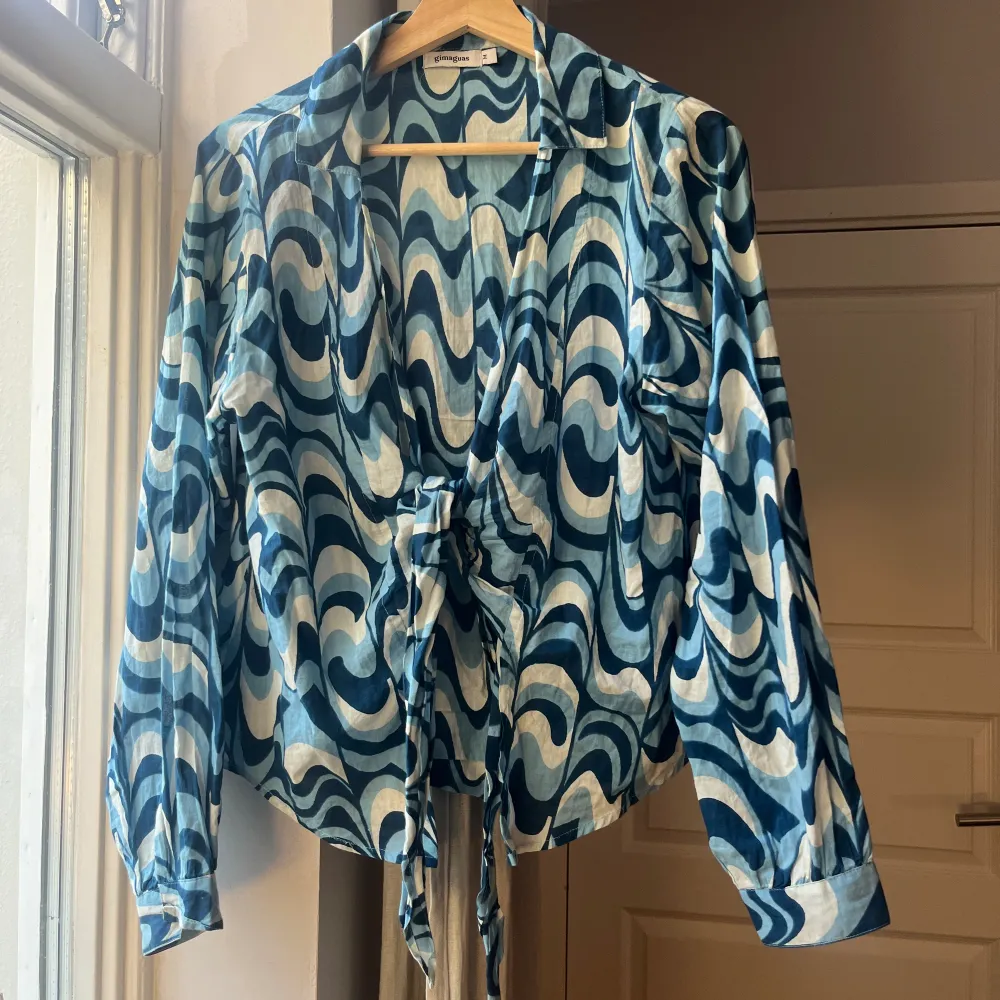 Gimaguas Blue Ma'am Waves Shirt! Superfin som den är eller över en tröja.  Strlk M, passar ca 36-42   Småfläckar som drar ner priset, syns knappt alls! . Blusar.