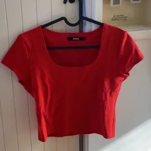 Röd tröja från BikBok helt oanvänd och i skönt material 