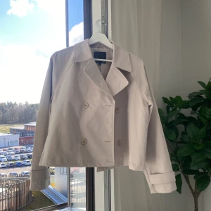 Kort trenchcoat  - Storlek S, nästan helt oanvänd perfekt till våren! Ordinarie pris 400kr