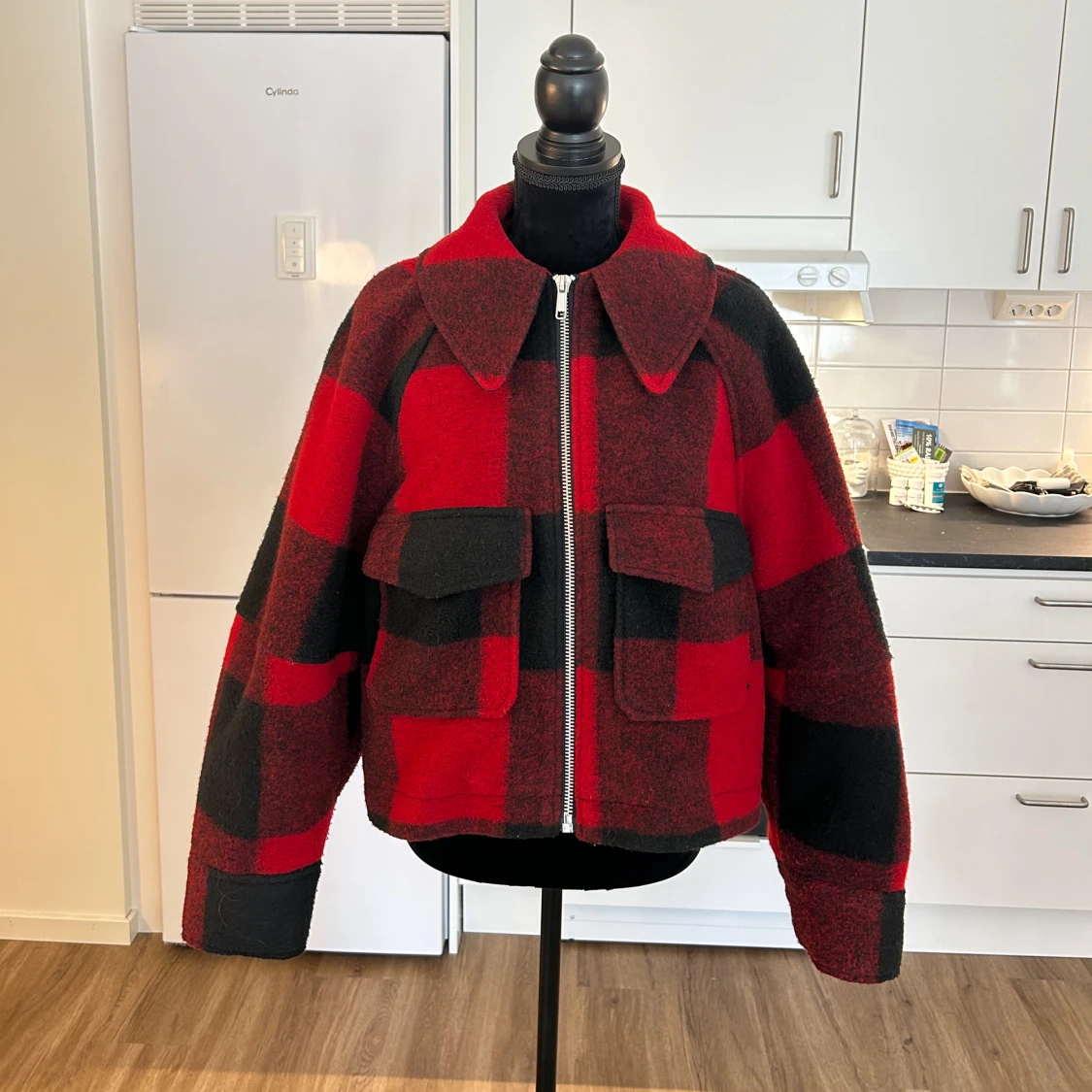 Rutig jacka med stor krage