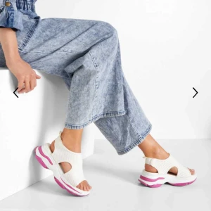 Sandaler  - Snygga sandaler med plattform/platå och sportsula  Aldrig använda  