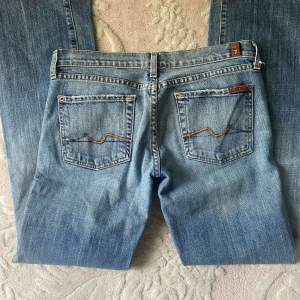 Stretchiga Lågmidjade 7 for all mankind jeans i Bootcut modell💞 säljer då de inte passade mig🔆 nypris över 2000 och ja köpte för 1100🫶🏻