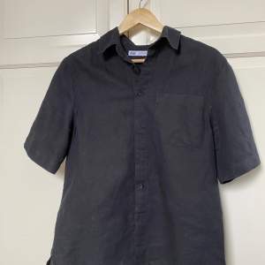 Säljer nu en svart 100% Linneskjorta väldigt tunn och skön till värmen. Nypris: 399kr. Fraktar gärna, finns och hämta i Bollebygd annars!