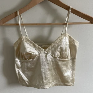 Topp/linne - Topp från Pull & Bear i satinimitation. Använd 1 gång därmed bra skick. Ej reglerbara band. Storlek small