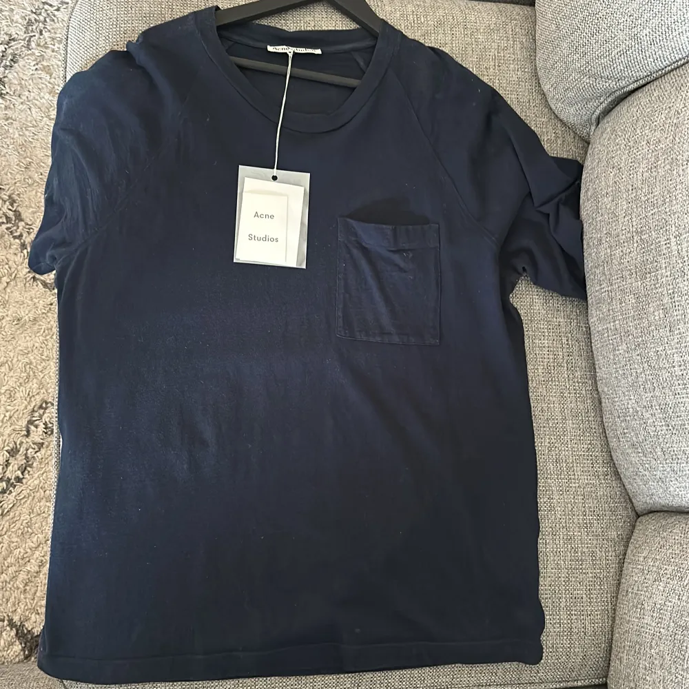 Acne studios T-Shirt Storlek L  Oversize Nypris 1499 Mitt pris1100 Oanvänd med tagg kvar. T-shirts.