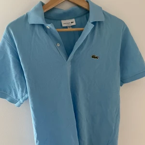 Lacoste piké  - Lacoste piké  Baby blue nypris 1300 Knappt använd 