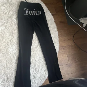 Juicy couture  - Säljer nu mina Juicy couture i strl xs. Kommer inte till användning längre. Inga skador eller annat köpte på Jackie. 